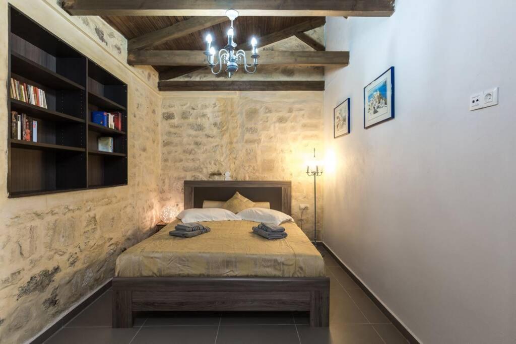 Villa Proto Helidoni - A Cozy Beachfront Villa Petres  Экстерьер фото