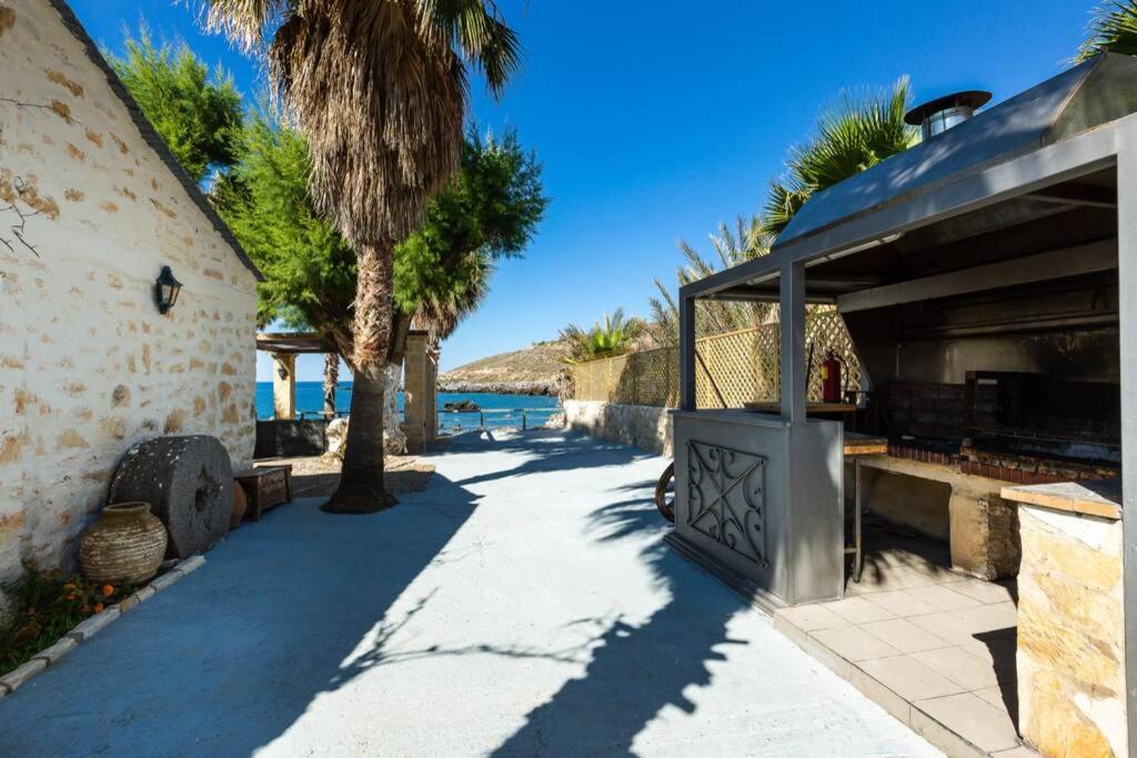 Villa Proto Helidoni - A Cozy Beachfront Villa Petres  Экстерьер фото