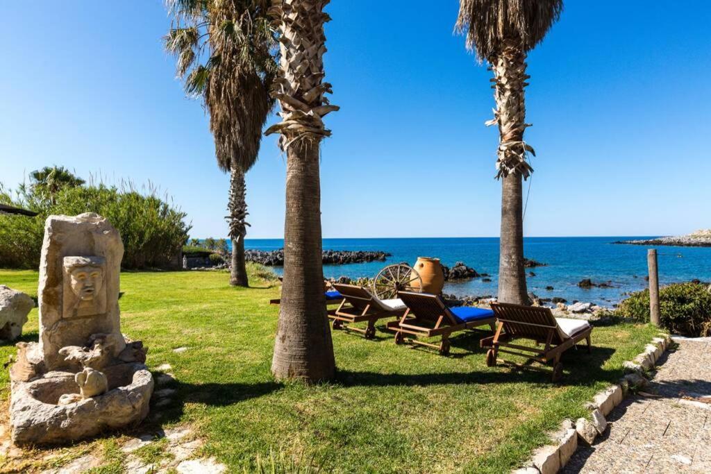 Villa Proto Helidoni - A Cozy Beachfront Villa Petres  Экстерьер фото