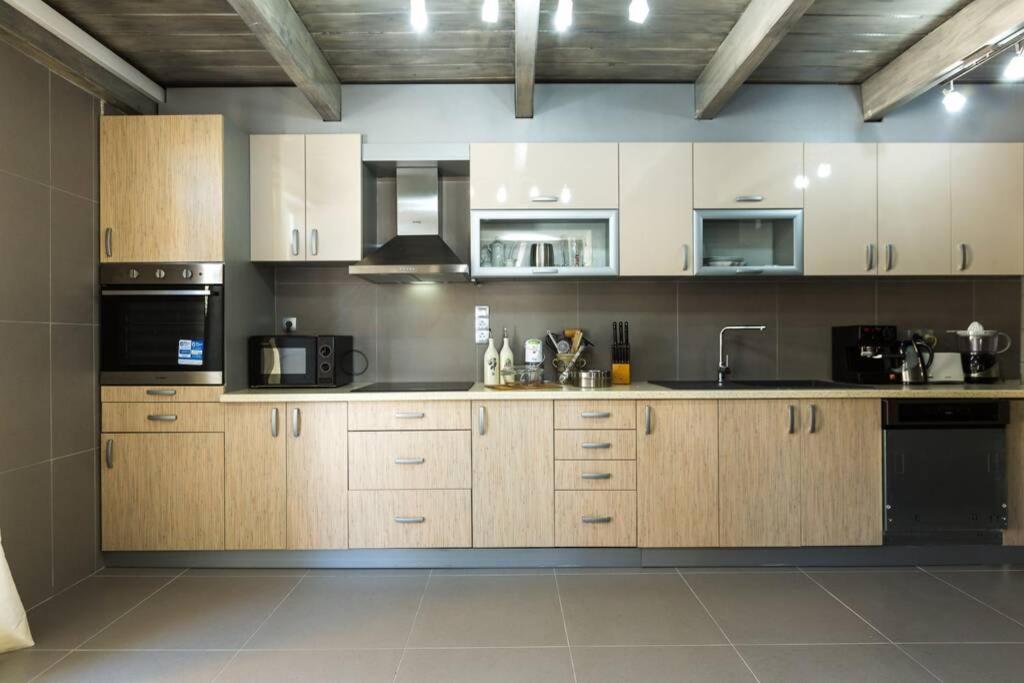 Villa Proto Helidoni - A Cozy Beachfront Villa Petres  Экстерьер фото