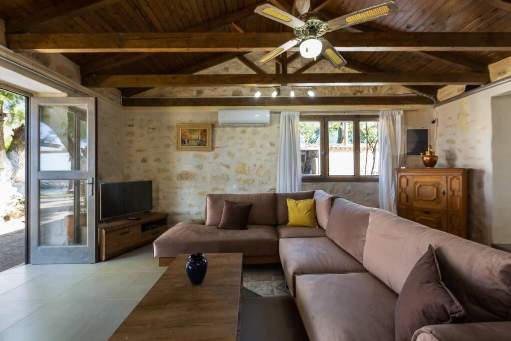 Villa Proto Helidoni - A Cozy Beachfront Villa Petres  Экстерьер фото